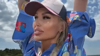 Джулиана Гани събра погледите на Копакабана с огромно деколте Снимки 18+