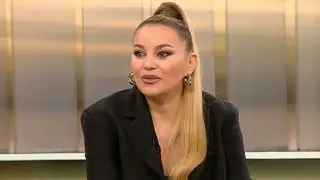 Деси Слава превърна автографа си в златно бижу за феновете