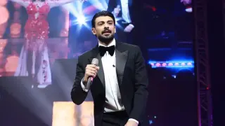 Ето с коя фенка се прибра Меди след концерта си Снимка