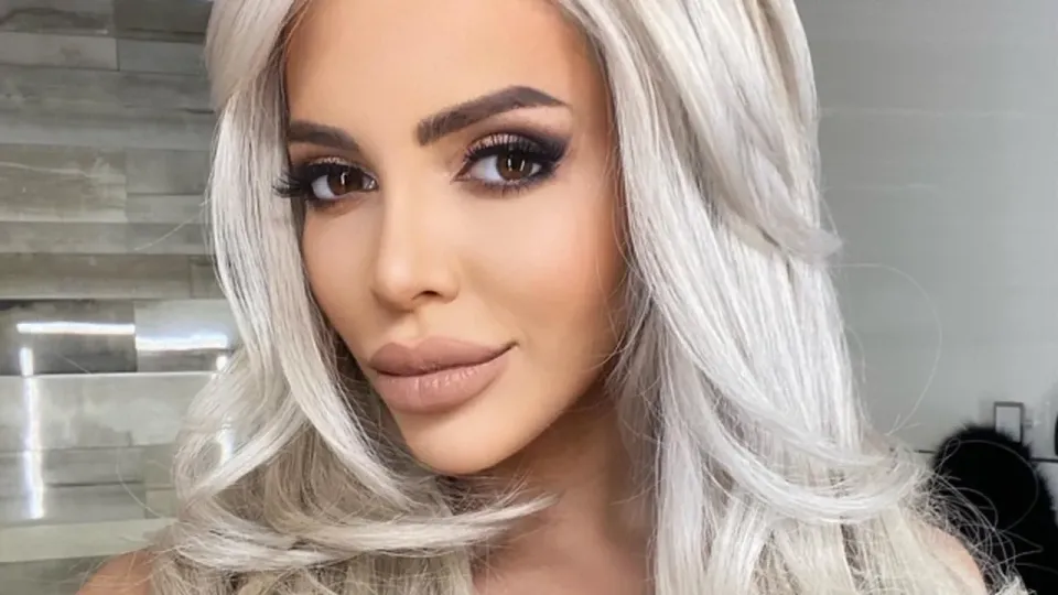 Жанета Осипова позира гола със змия в мрежата Снимки 18+