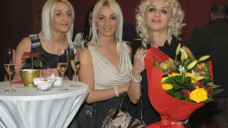 Тризначката Любов промени външния си вид, за да не прилича на сестрите си Вяра и Надежда