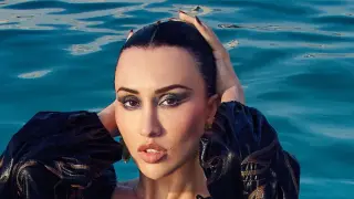 Санта Китана от "Ергенът" напълни чантата с пачки и изуми мрежата