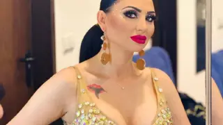 Софи Маринова се среща с динозаври, трепери от страх