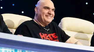 Фънки спъна журналист на финалната права в "The Floor"