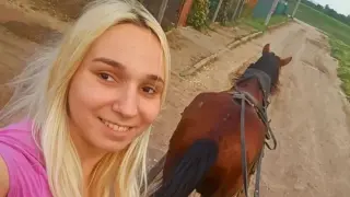 Емили Тротинетката вдига сватба в Париж, показа и мистериозната жена до себе си