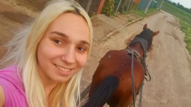 Емили Тротинетката вдига сватба в Париж, показа и мистериозната жена до себе си