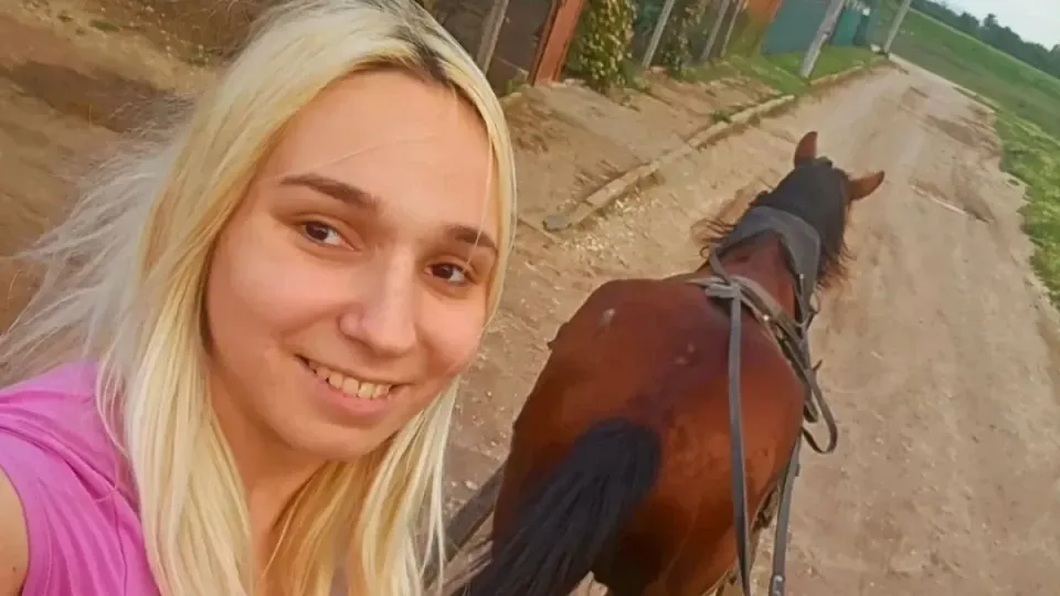 Емили Тротинетката вдига сватба в Париж, показа и мистериозната жена до себе си