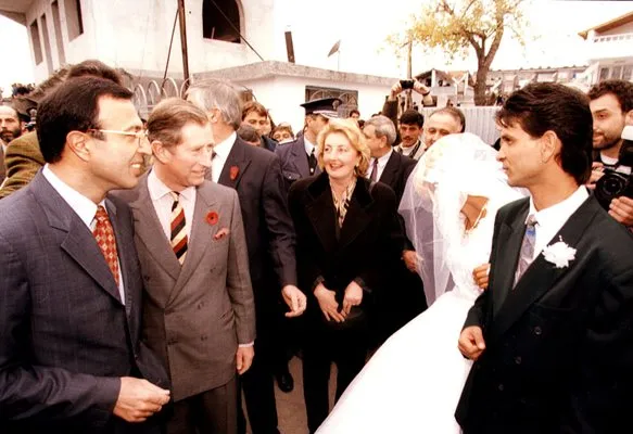 Принц Чарлз игра хоро на ромска сватба в „Столипиново“ през 1998 г.