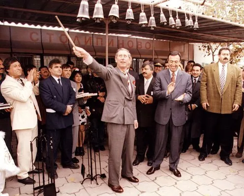 Принц Чарлз игра хоро на ромска сватба в „Столипиново“ през 1998 г.
