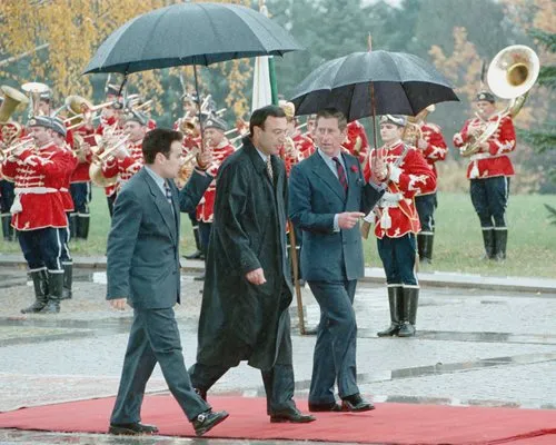 Принц Чарлз игра хоро на ромска сватба в „Столипиново“ през 1998 г.