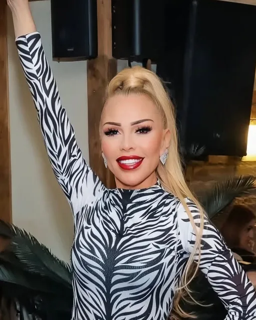 Луна на морето с младеж Снимка