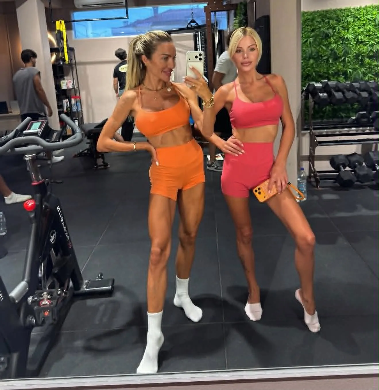 Светлата и Златка на фитнес по халати Снимки