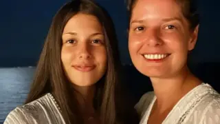 Дъщерята на Алекс Сърчаджиева прекарва лятото край морето с гадже Снимки