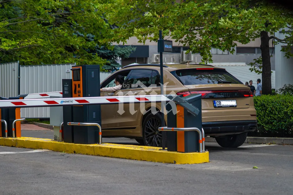 Ралица Паскалева се появи с луксозно златно Audi Q8 S line