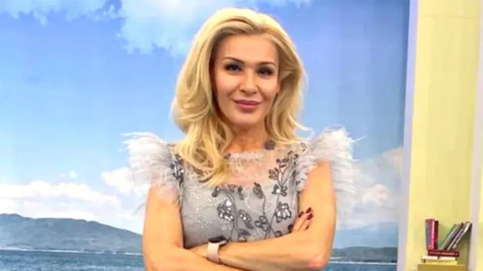 Гала разтопи мрежата с първа снимка на внучка си Джина