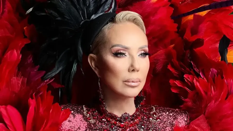 Лепа Брена падна на сцената в Будва