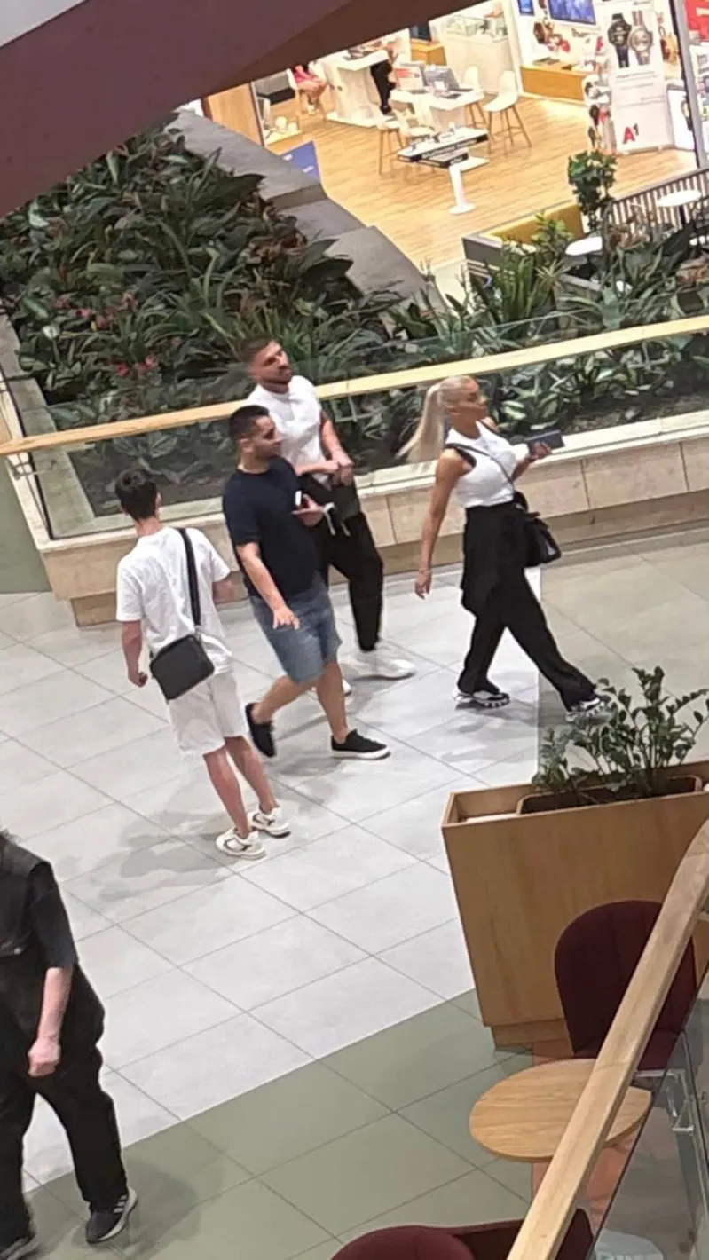 Емануела отказала снимка на двама тийнейджъри, очевидец я обвини в надменност ПАПАРАШКИ СНИМКИ