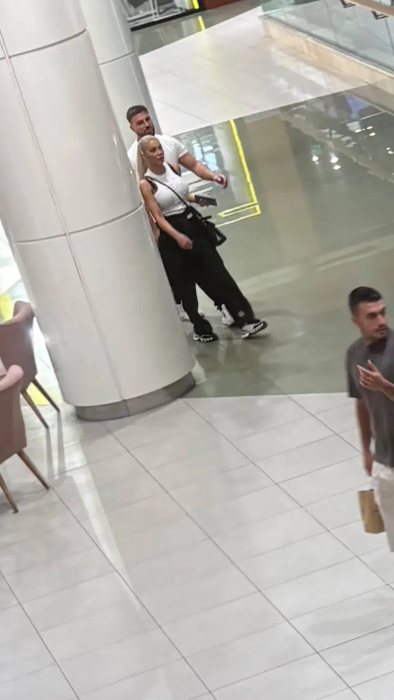 Емануела отказала снимка на двама тийнейджъри, очевидец я обвини в надменност ПАПАРАШКИ СНИМКИ