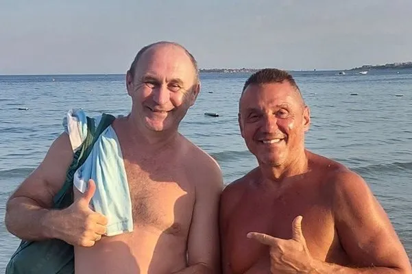 Крум Савов се снима с двойник на Путин на плажа в Слънчев бряг