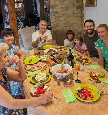 Година след инцидента: Георги Блажев събра най-близките си около масата Снимка