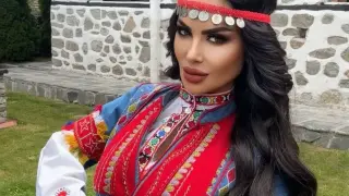 Татяна захвърли обувки за хиляди и заигра боса на хорото Снимка