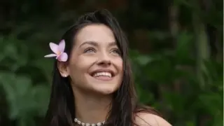 Мирела от „Трейтърс“ показа дупе на плажа Снимки